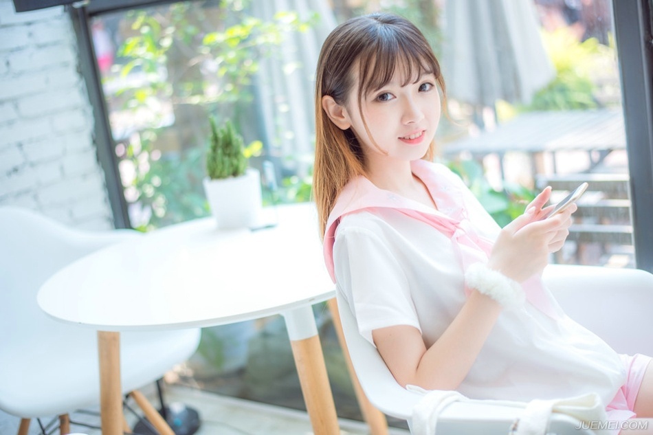 你若爱她，让你的爱像阳光一样包围她，并且给她自由。